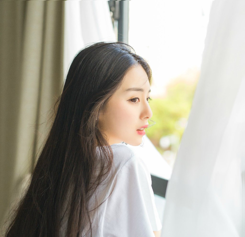 “三弟何故回来？”看到此人，诸葛亮神色一动，沉声道：“可是蜀中有新的消息？”